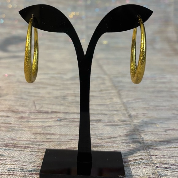 Elegant Gold Hoop Earrings - Picture 3 of 3